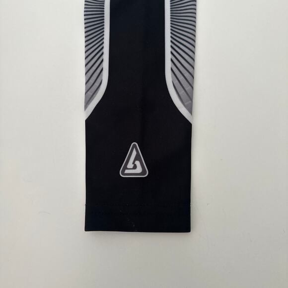 B Driven Youth Large Black/white/gray compression sleeve - Picture 2 of 11